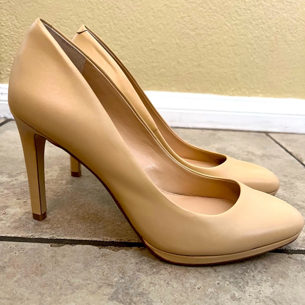 Banana Republic Size 9 Nude heels. Nude pumps